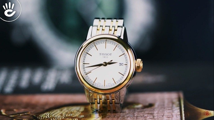 Tissot Carson T085.210.22.011.00 - Nữ - Quartz (Pin) - Chống nước 3 ATM - Mặt số 28.5mm 5 Review đồng hồ Tissot T085.210.22.011.00 thiết kế đẳng cấp - Ảnh 3