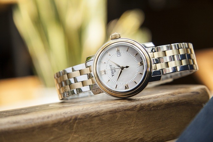 Tissot Bridgeport T097.010.22.118.00 - Nữ - Quartz (Pin) - Chống nước 5 ATM - Mặt số 29mm 6 Review đồng hồ Tissot T097.010.22.118.00 có thiết kế lạ mắt - Ảnh 3