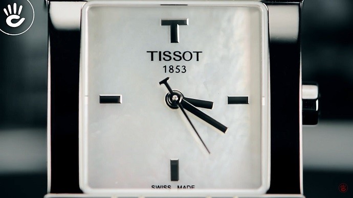 Đồng hồ Tissot T02.1.181.71 mặt vuông với dây đeo kim loại - Ảnh 1