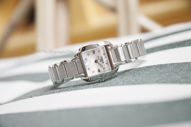 So Sánh Phong Cách Thời Trang Qua 2 Thiết Kế Đồng hồ Tissot Nữ Mặt Vuông 1 So Sánh Phong Cách Thời Trang Qua 2 Thiết Kế Đồng hồ Tissot Nữ Mặt Vuông 1