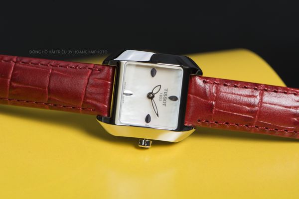 So Sánh Phong Cách Thời Trang Qua 2 Thiết Kế Đồng hồ Tissot Nữ Mặt Vuông Hình 1