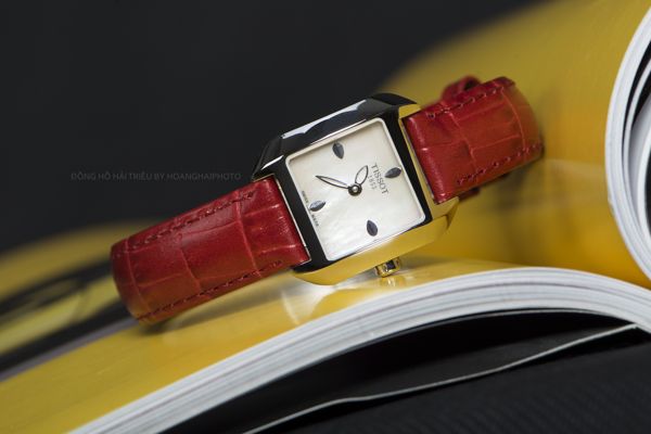 So Sánh Phong Cách Thời Trang Qua 2 Thiết Kế Đồng hồ Tissot Nữ Mặt Vuông Hình 3
