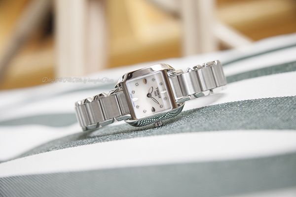 So Sánh Phong Cách Thời Trang Qua 2 Thiết Kế Đồng hồ Tissot Nữ Mặt Vuông Hình 5