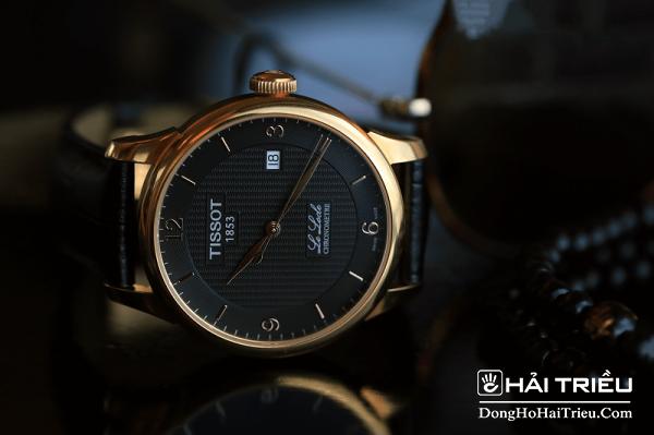 Bỏ Túi Vài Bí Kíp Nhận Diện Tissot Chính Hãng Đáng Đồng Tiền 5 Thông thường đồng hồ Tissot chính hãng có mặt số phản quang rất rõ