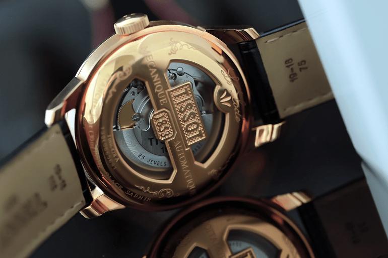 Review đồng hồ Tissot 1853 Le Locle automatic từ A đến Z 10 Đồng Hồ Tissot Le Locle Automatic - Cái Nôi Vàng Son Của Tissot - chiếc áo hở lưng độc quyền nhà tissot le locle