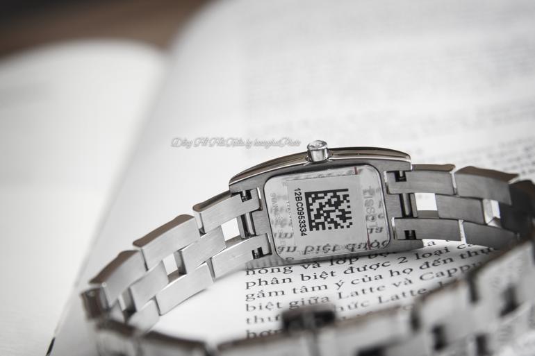 Mix Đồ Sang Chảnh Dạo Phố Cùng Đồng Hồ Tissot Mặt Vuông - mặt sau chiếc đồng hồ Tissot mặt vuồng