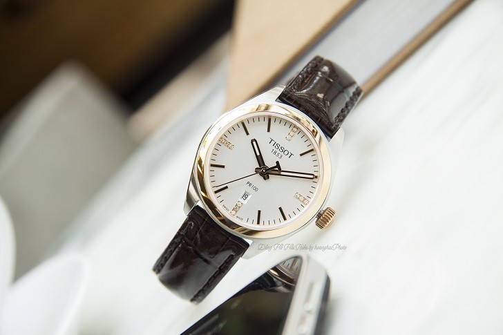 Tissot Pr 100 T101.210.26.036.00 - Nữ - Quartz (Pin) - Chống nước 10 ATM - Mặt số 39mm - Dạ quang 17 Review Mẫu Đồng Hồ Tissot T101.210.26.036.00 Đính Pha Lê Sang Trọng Hình 4