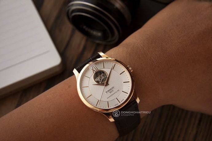 Review đồng hồ Tissot T063.907.36.038.00 lộ cơ ở bề mặt số - Ảnh 6