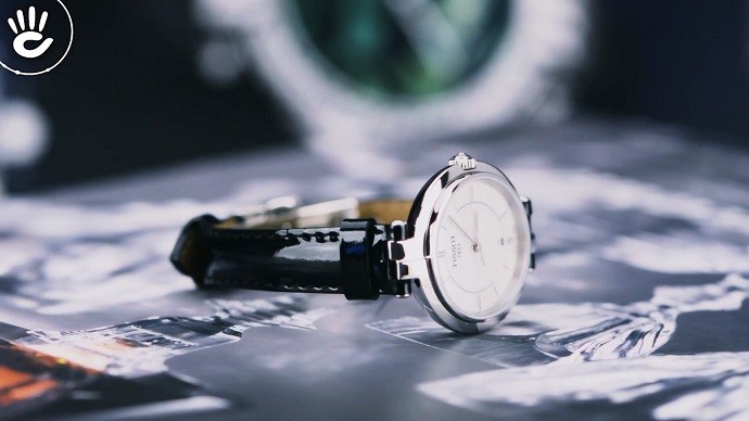Tissot Flamingo T094.210.16.111.00 - Nữ - Quartz (Pin) - Chống nước 5 ATM - Mặt số 26mm 10 Review đồng hồ xà cừ Tissot T094.210.16.111.00 dành cho nữ - Ảnh 6