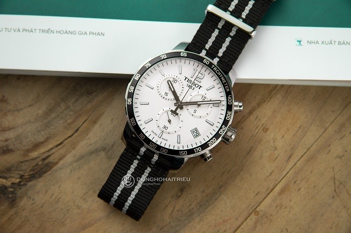 Tissot Quickster T095.417.17.037.07 - Nam - Quartz (Pin) - Chống nước 10ATM - Mặt số 42mm - Chronograph 12 Review đồng hồ Tissot T095.417.17.037.07: vẻ đẹp thể thao-5