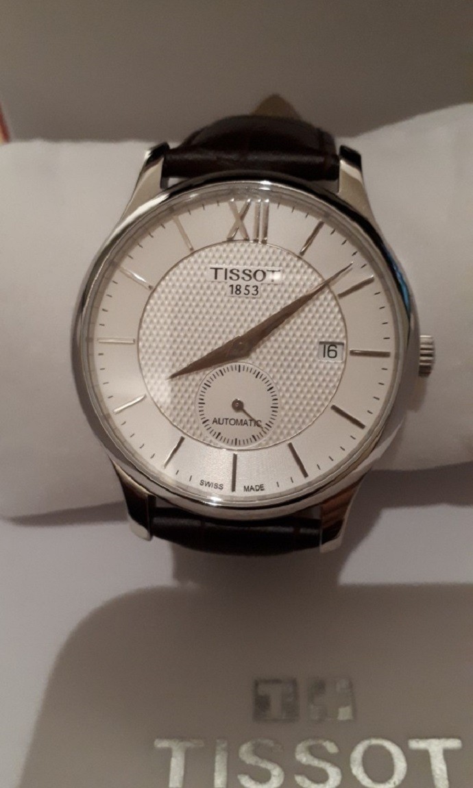 Review đồng hồ Tissot T063.428.36.068.00 dây da chính hãng-4
