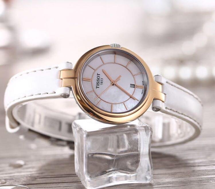 Tissot Flamingo T094.210.26.111.01 - Nữ - Quartz (Pin) - Chống nước 5 ATM - Mặt số 30mm 4 Review đồng hồ Tissot T094.210.26.111.01 thời trang dây da - hình 2