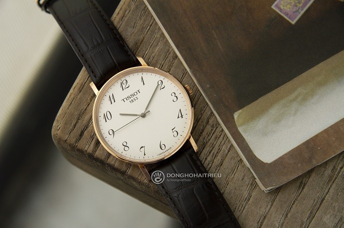 Review đồng hồ Tissot T109.610.36.032.00: kính sapphire xịn-1