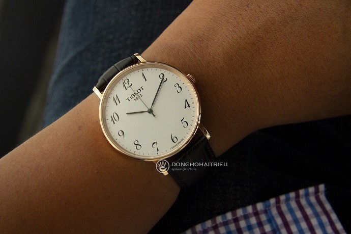 Review đồng hồ Tissot T109.610.36.032.00: kính sapphire xịn-2