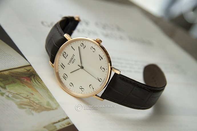 Review đồng hồ Tissot T109.610.36.032.00: kính sapphire xịn-5