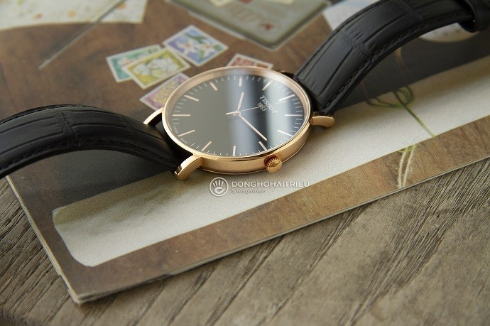 Tissot T109.610.36.051.00 9 Review đồng hồ Tissot T109.610.36.051.00, nền số đen ấn tượng-3
