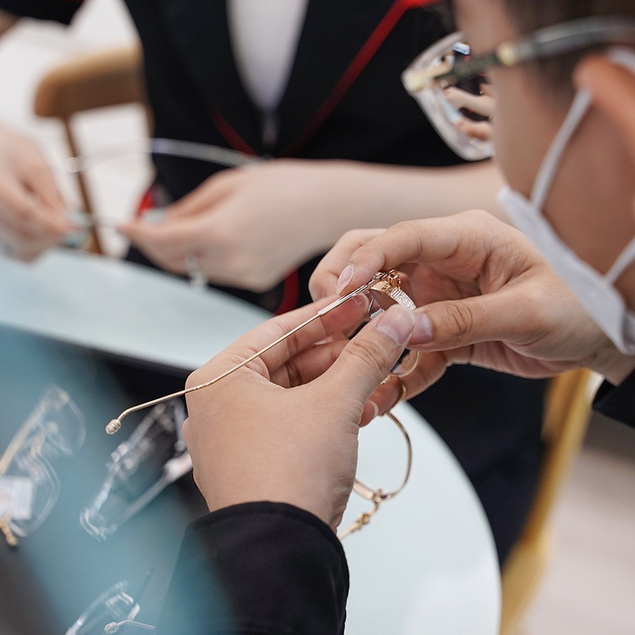 Có thay gọng kính giữ tròng được không? Nơi thay kính uy tín 7 Có thay gọng kính giữ tròng được không? Nơi thay kính uy tín - Ảnh 6