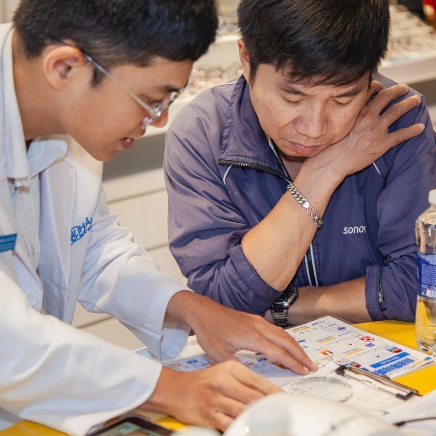 Mua kính lão có cần đo độ không? 12 bước đo cắt chuẩn quốc tế 2 Giải đáp mua kính lão có cần đo độ không?