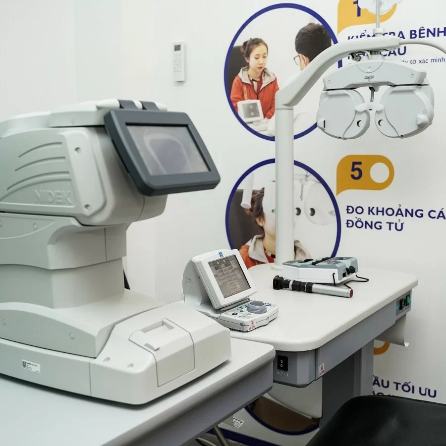 Mua kính lão có cần đo độ không? 12 bước đo cắt chuẩn quốc tế 3 Hệ thống máy đo hiện đại chuẩn xác