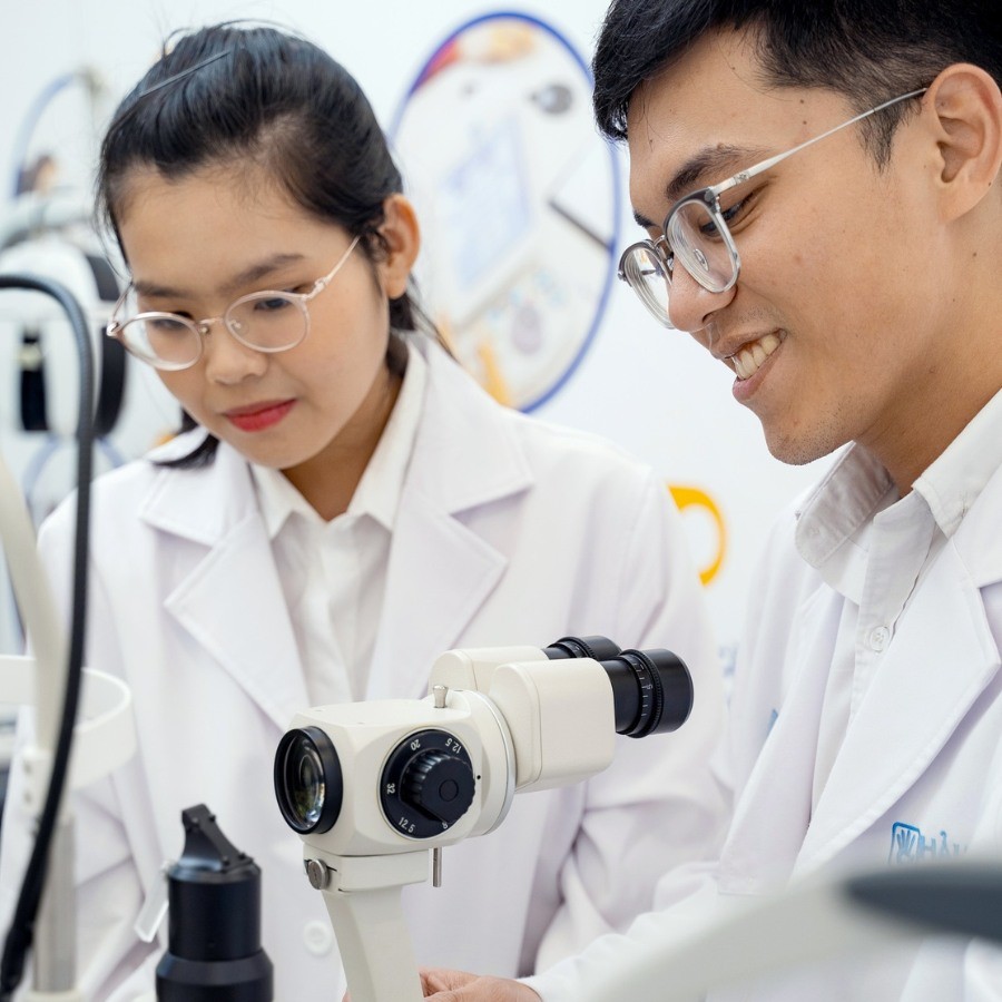 Mua kính lão có cần đo độ không? 12 bước đo cắt chuẩn quốc tế 4 Kỹ thuật viên dày dặn chuyên môn