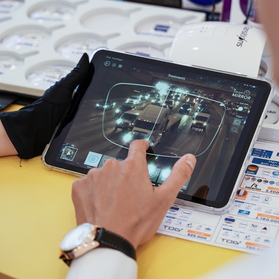 10 các loại tròng kính cận tốt được chuyên gia khuyên dùng 12 Kỹ thuật viên giới thiệu tính năng chống phản quang của tròng kính