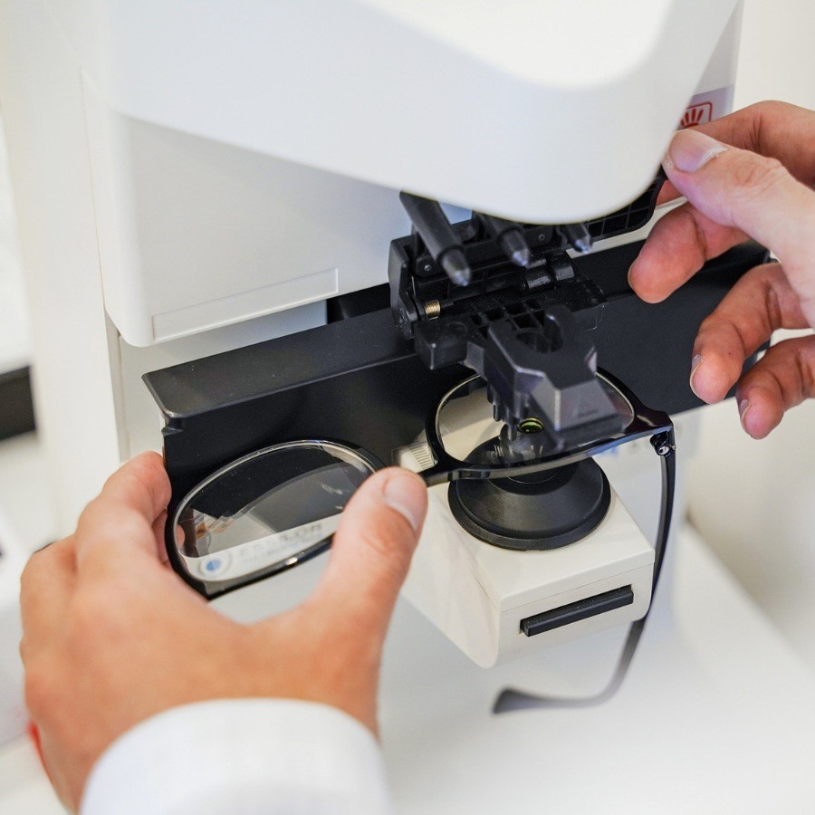 10 các loại tròng kính cận tốt được chuyên gia khuyên dùng 14 Kỹ thuật viên kiểm tra chất liệu và độ cận của tròng kính