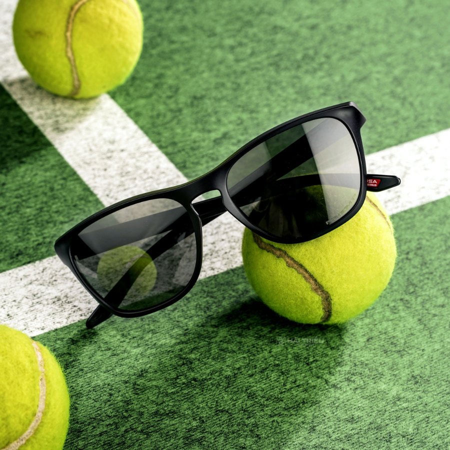 Cách chọn kính gọng vuông bản to hợp mặt đẹp cho nam, nữ 4 Kính Oakley Manorburn thể thao