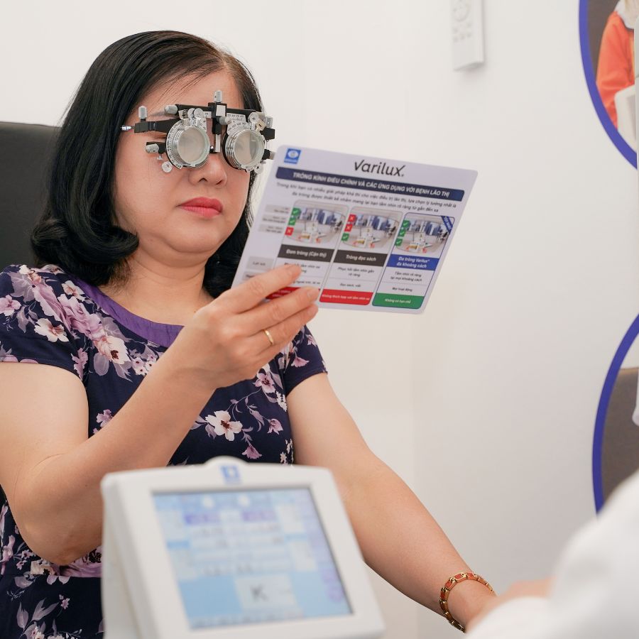 Đo khúc xạ mắt khách quan, chủ quan là gì? Quy trình đo chuẩn 5 Người phụ nữ đang được đo mắt bởi kỹ thuật viên tại Kính Hải Triều