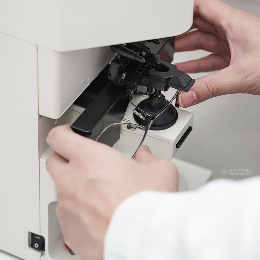 Đo khúc xạ mắt khách quan, chủ quan là gì? Quy trình đo chuẩn 6 Kyx thuật viên đang thực hiện tinh chỉnh tròng kính