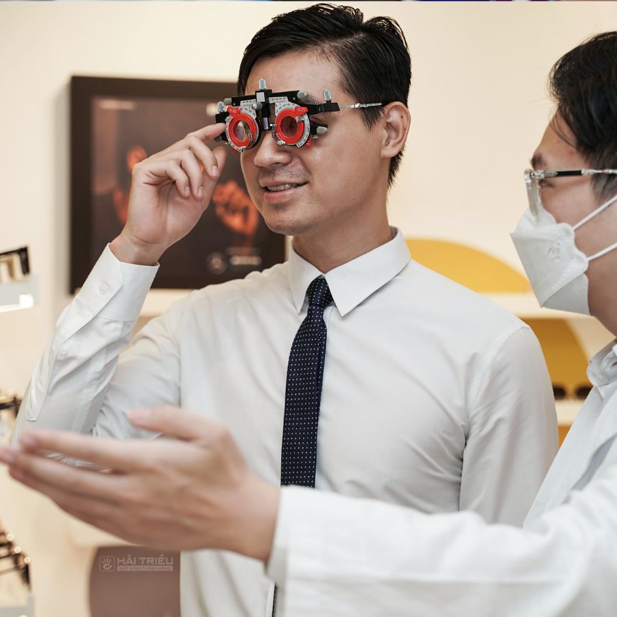 Đo khúc xạ mắt khách quan, chủ quan là gì? Quy trình đo chuẩn 7 Người đàn ông đang được đeo thử tròng kính