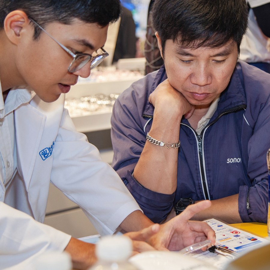 Kiểm tra loạn thị như thế nào, bao nhiêu độ là nặng? 11 Kỹ thuật viên tư vấn giải pháp tròng kính cho khách hàng