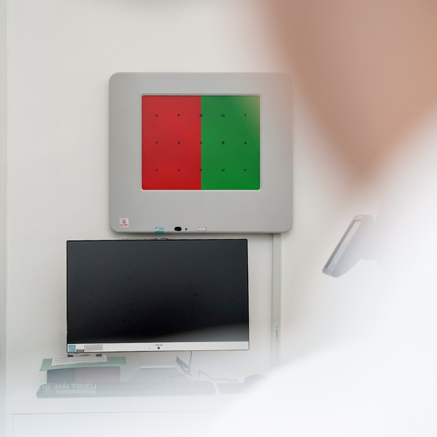 Kiểm tra loạn thị như thế nào, bao nhiêu độ là nặng? 6 Bảng chữ màu để đo phản xạ màu sắc cho khách hàng