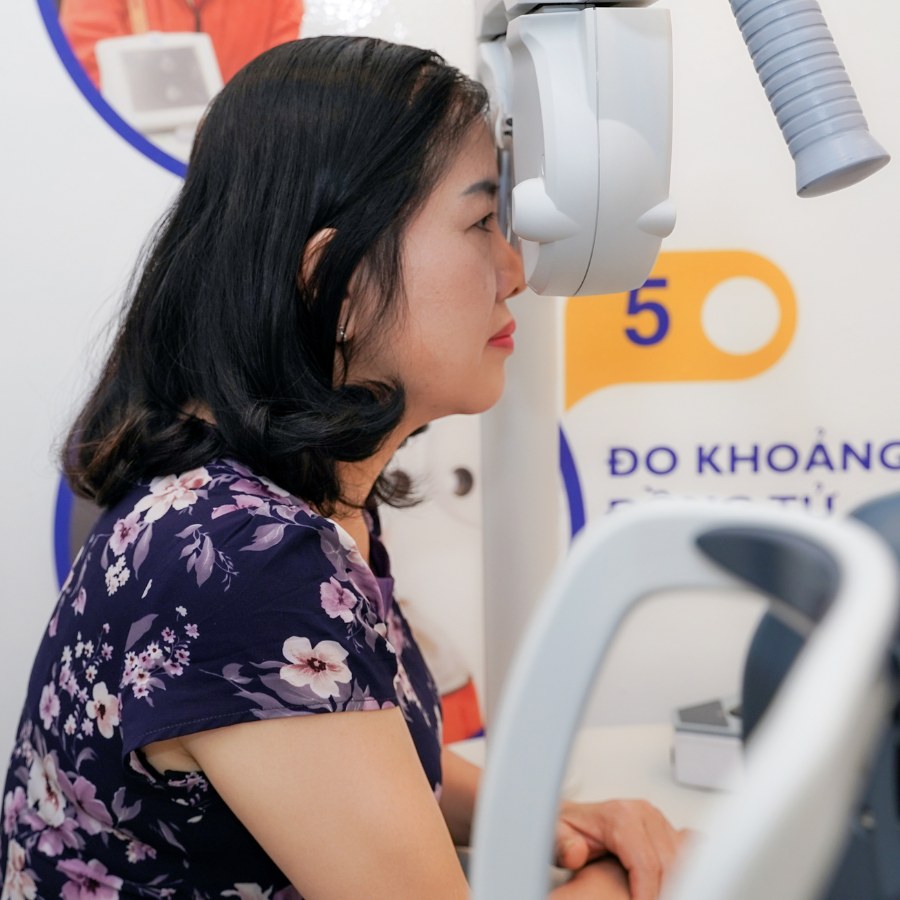 Kiểm tra loạn thị như thế nào, bao nhiêu độ là nặng? 7 Sử dụng mặt nạ kiểm tra thị lực cho khách hàng nữ