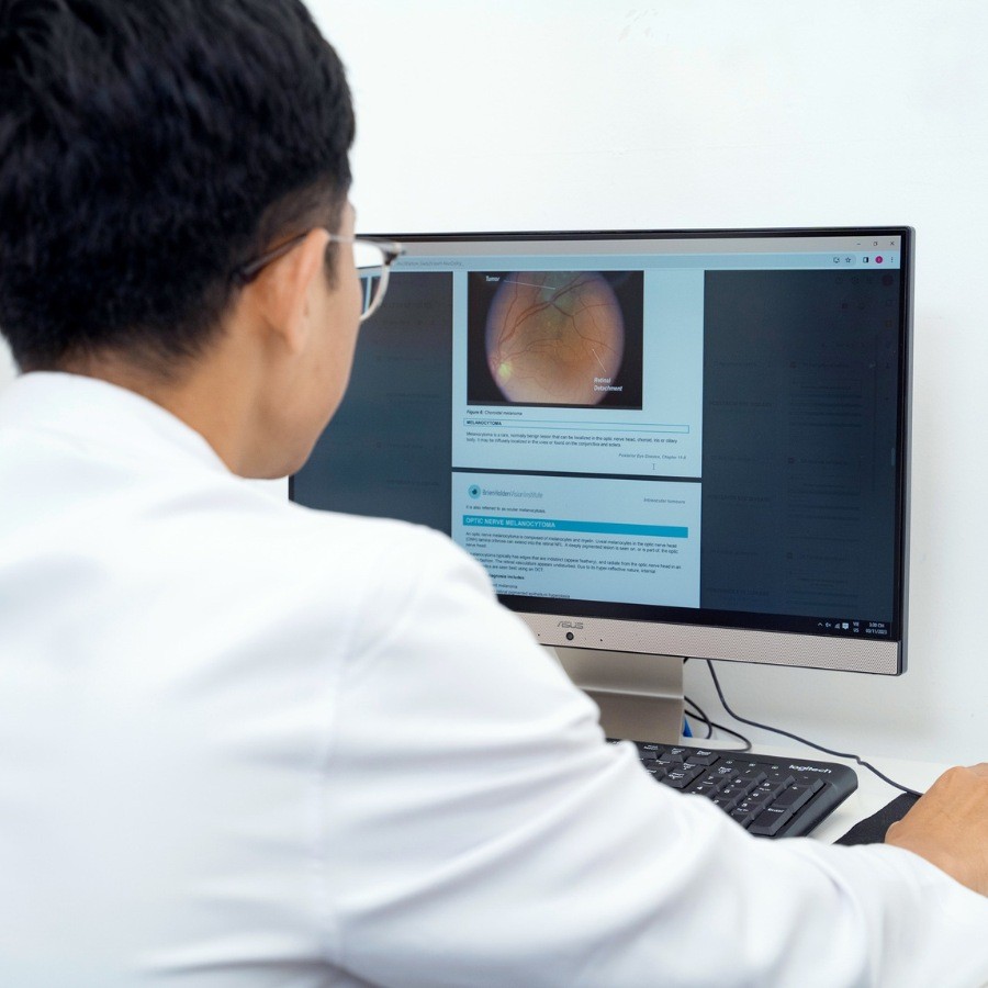 Kiểm tra loạn thị như thế nào, bao nhiêu độ là nặng? 8 Kỹ thuật viên kiểm tra tầm soát mắt