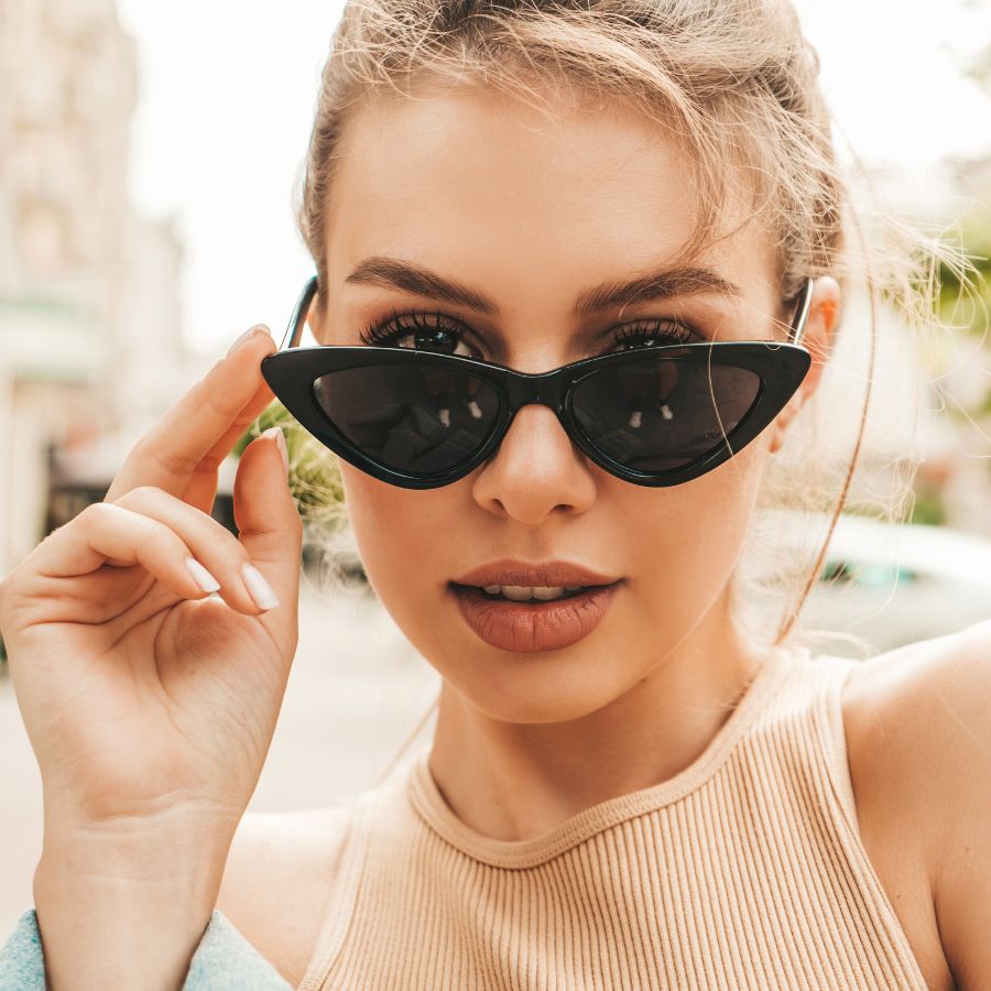 Cô nàng cá tính, hiện đại đang diện chiếc kính râm mắt mèo dáng xếch