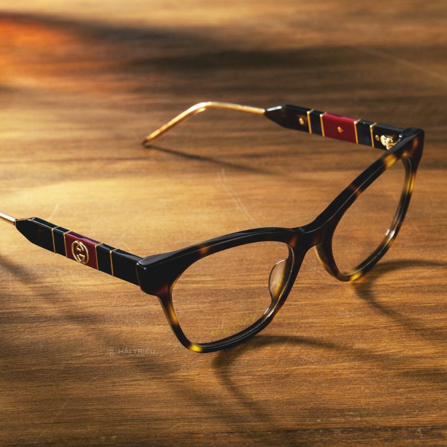 Chiếc kính mắt mèo Gucci hiện đại màu đen, cùng thiết kế logo độc quyền ở càng kính