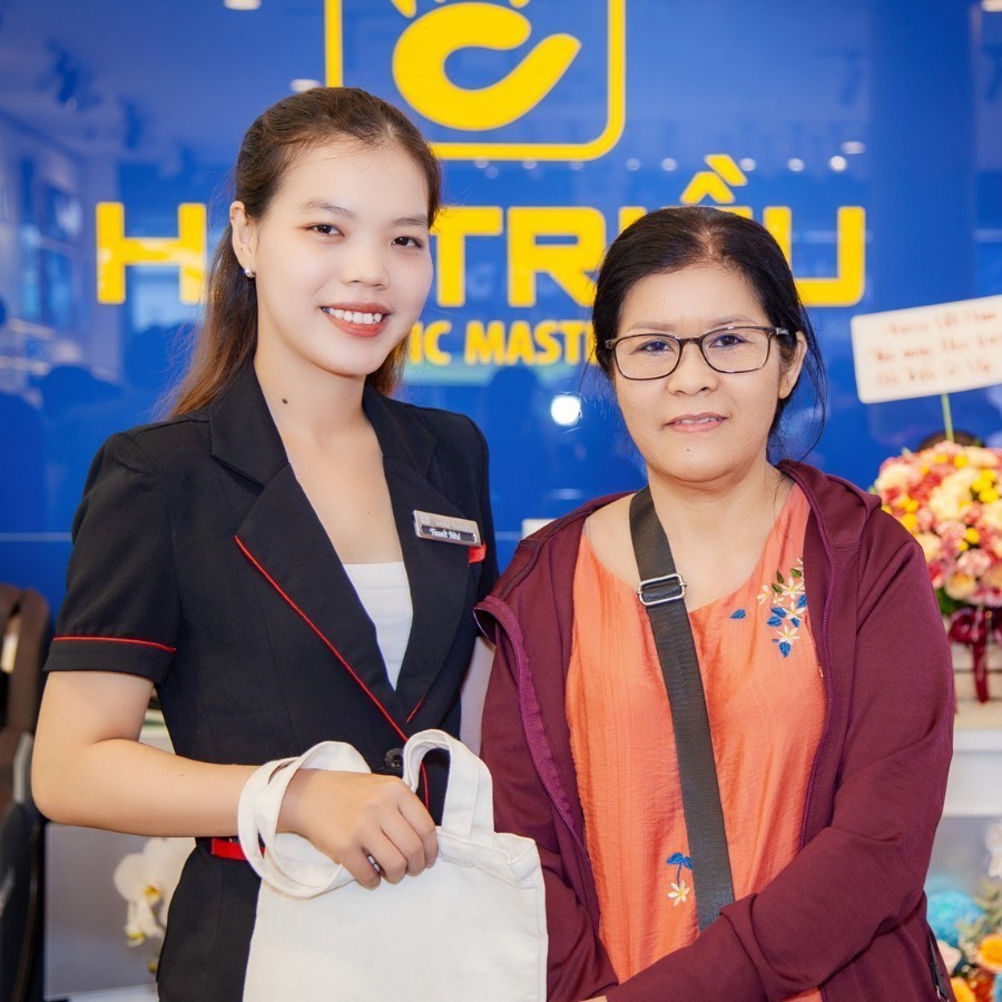 TOP cửa hàng mắt kính uy tín tại TPHCM, đo cắt kính cận tốt 2 Kỹ thuật viên Kính Hải Triều thân thiện với khách hàng
