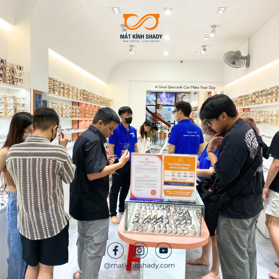 TOP cửa hàng mắt kính uy tín tại TPHCM, đo cắt kính cận tốt 3 Không gian cửa hàng mắt kính Shady