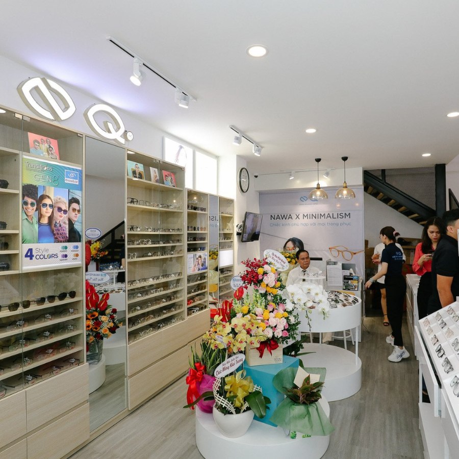 TOP cửa hàng mắt kính uy tín tại TPHCM, đo cắt kính cận tốt 5 Không gian kệ hàng mắt kính Nam Quang