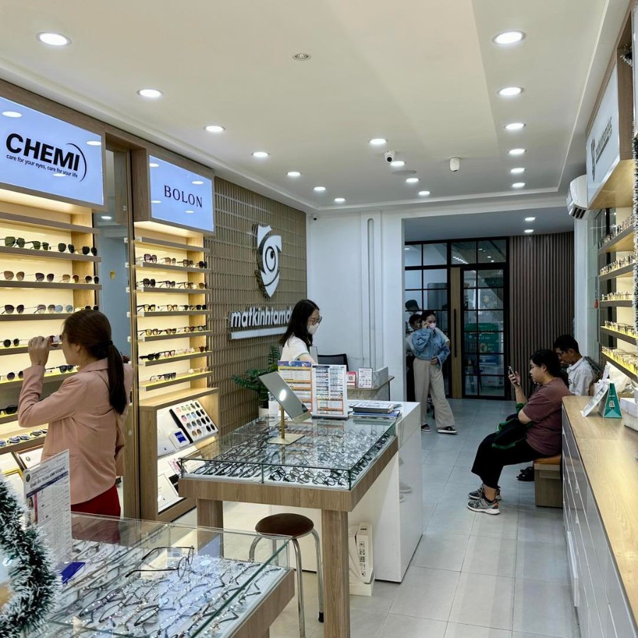 TOP cửa hàng mắt kính uy tín tại TPHCM, đo cắt kính cận tốt 6 Không gian cửa hàng mắt kính Tâm Đức