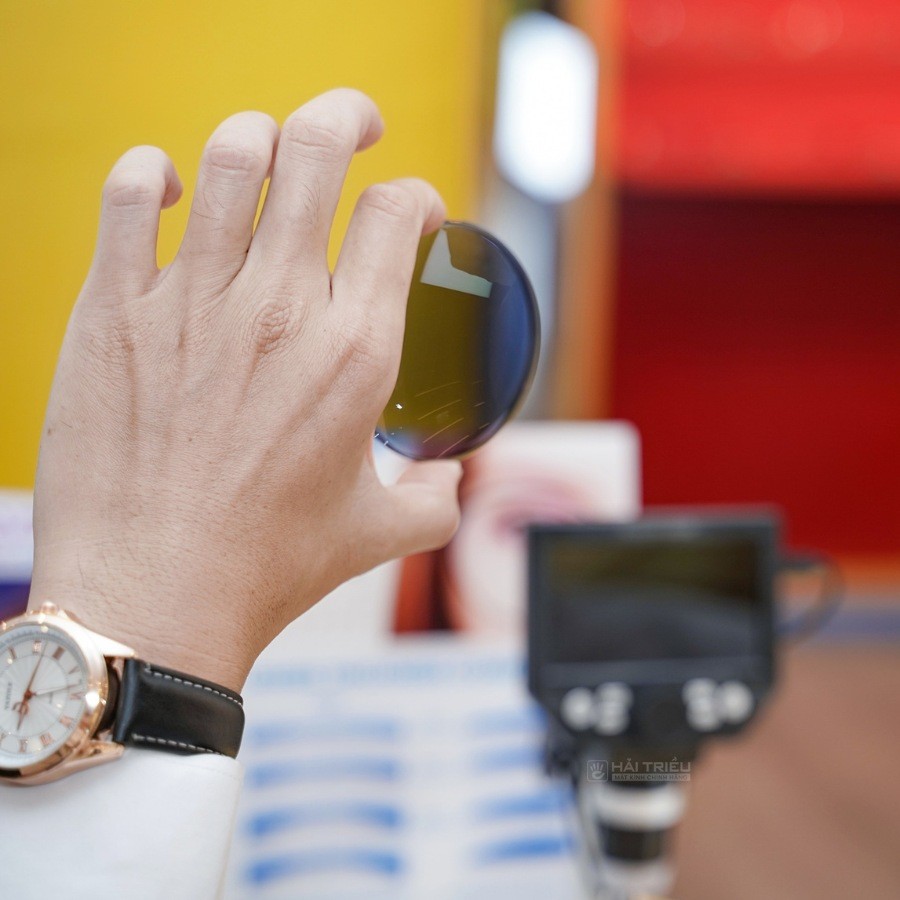 Tròng kính đổi màu linh hoạt