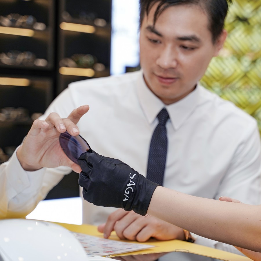 Tư vấn khách hàng mẫu tròng kính đổi màu phù hợp