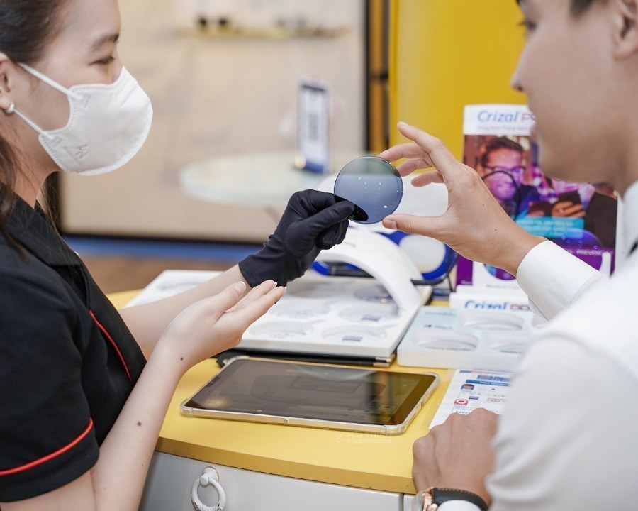 Tròng kính đổi màu giá bao nhiêu? Giá cắt tròng cận màu đẹp