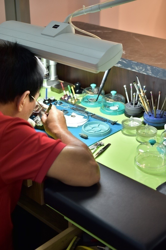 Sửa chữa đồng hồ đeo tay uy tín nhất theo tiêu chuẩn Thụy Sĩ 16