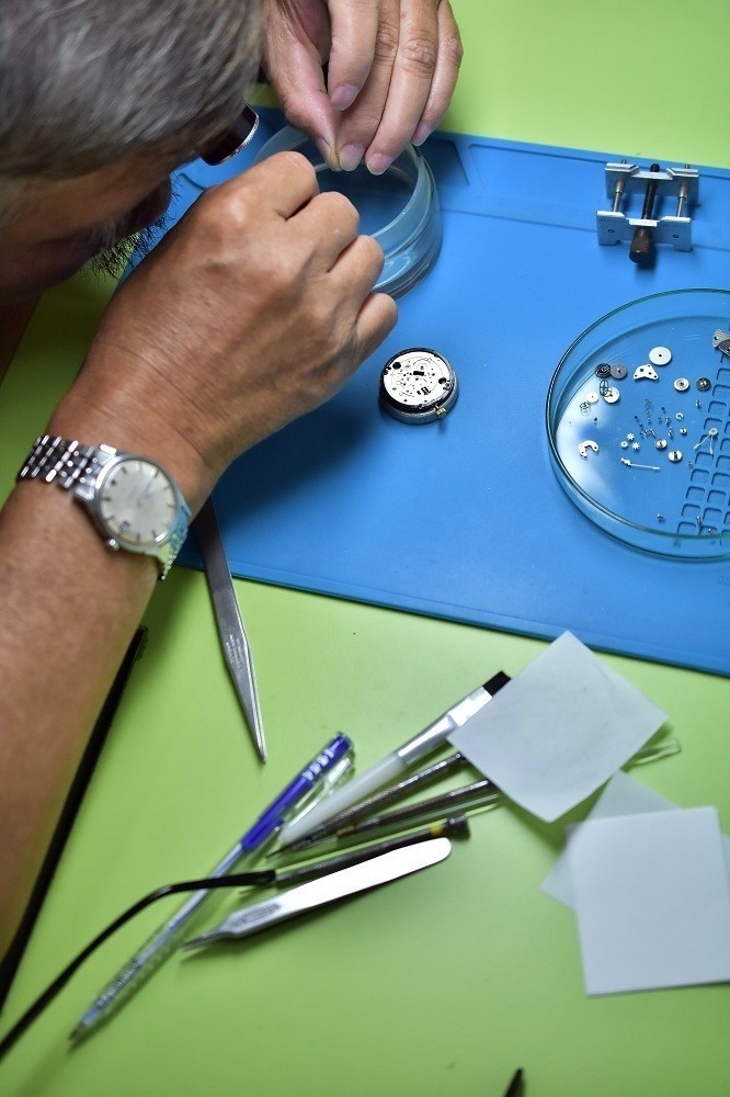 Sửa chữa đồng hồ đeo tay uy tín nhất theo tiêu chuẩn Thụy Sĩ 14