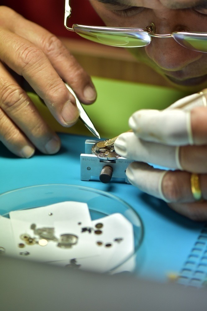 Sửa chữa đồng hồ đeo tay uy tín nhất theo tiêu chuẩn Thụy Sĩ 13