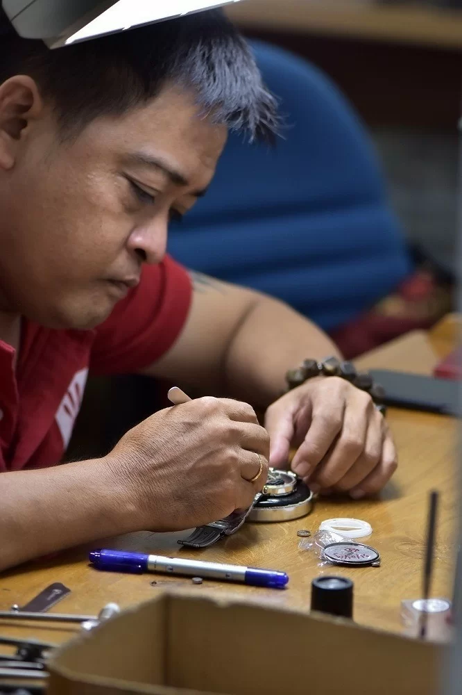 Sửa chữa đồng hồ đeo tay uy tín nhất theo tiêu chuẩn Thụy Sĩ 12