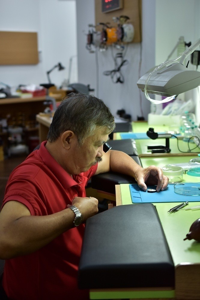 Sửa chữa đồng hồ đeo tay uy tín nhất theo tiêu chuẩn Thụy Sĩ 17