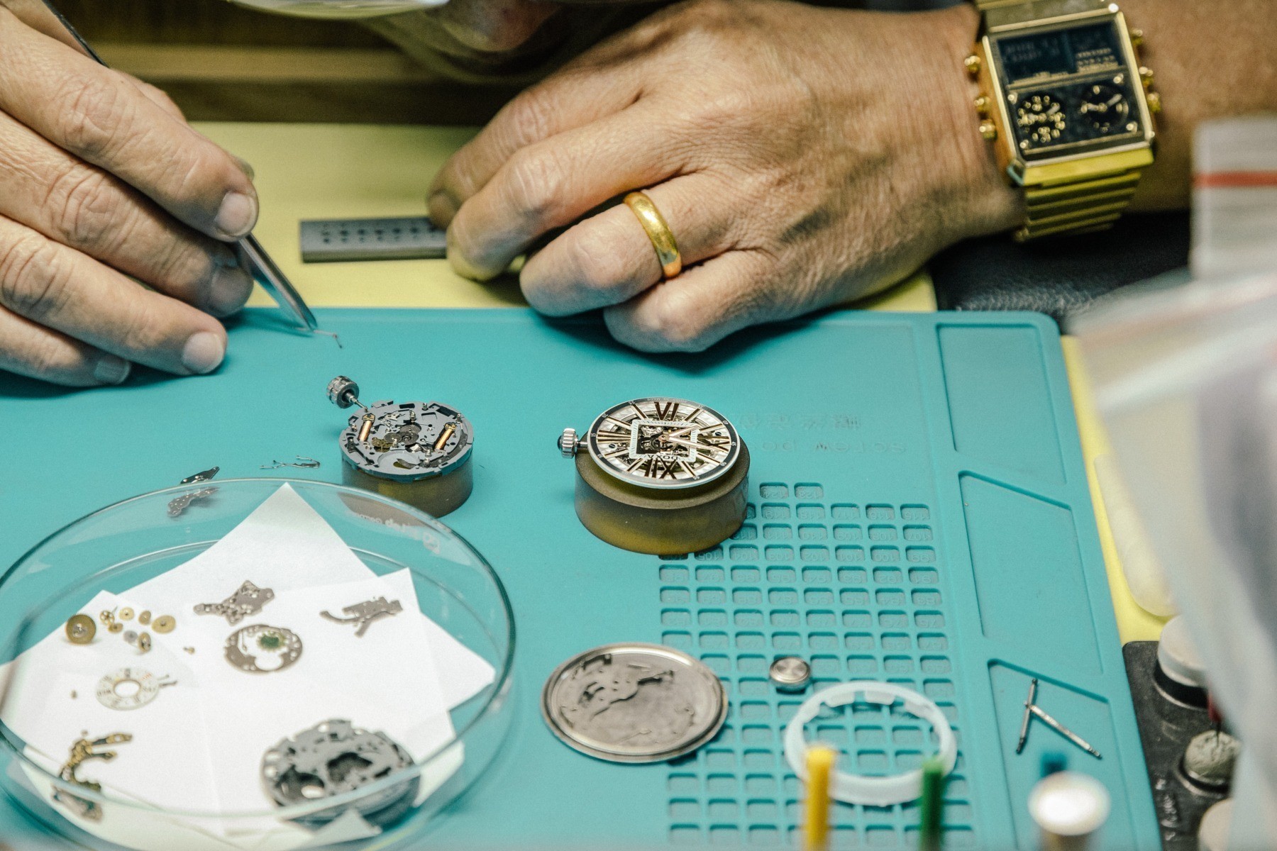 Dịch vụ lau dầu đồng hồ cơ uy tín tại Hà Nội & Tp.HCM 8