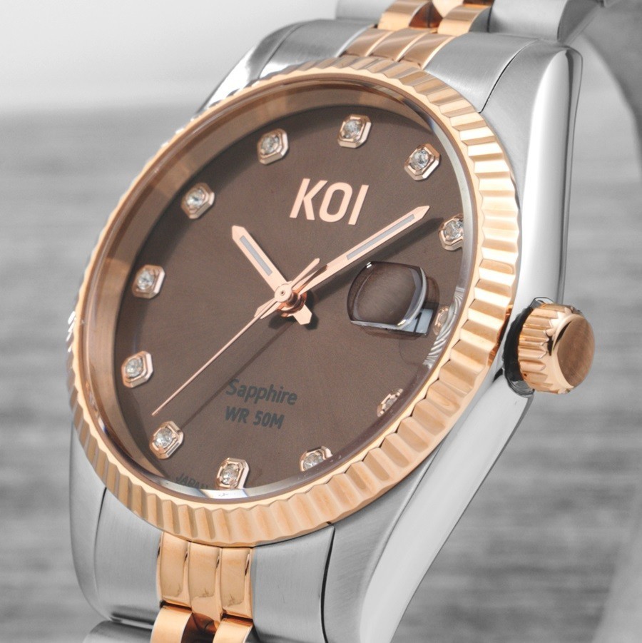 Đồng hồ đính kim cương nhân tạo giá bao nhiêu, mua hãng nào? 3 Đồng hồ đính kim cương nhân tạo (CZ) nhưng độ tán sắc hơn kim cương thật giúp cổ tay người đeo óng ánh và lộng lẫy